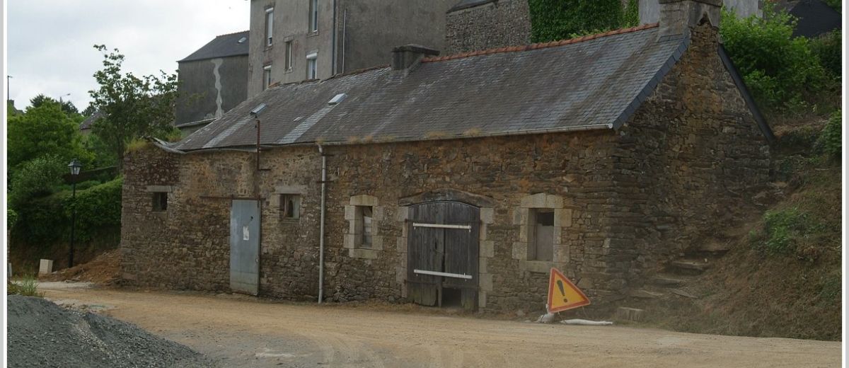 Lannéder, restauration d'une maison ancienne, murs enterrés, patrimoine Bretagne