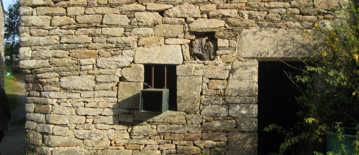 les murs, maçonnerie, mur de pierre, murs entérrés, murs bouffants, restauration maison ancienne, patrimoine vernaculaire, Bretagne
