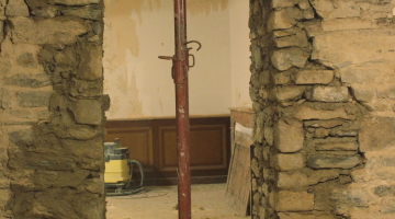 stage création d'une ouverture dans un mur de pierre, restauration d'une maison ancienne, patrimoine, Bretagne